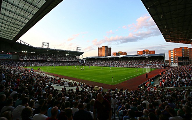 10. Boleyn Ground (West Ham- sức chứa: 35.016 người): Sân nhà của “The Hammers” còn được biết đến với cái tên Upton Park. Dù không có dịch vụ tốt như các nơi khác, sự sôi động ở đây có thể sánh ngang với bất cứ sân vận động hàng đầu nào tại Premier League. Ngoài ra còn nhiều  sân vận động hoành tráng nhất Ngoại hạng Anh.